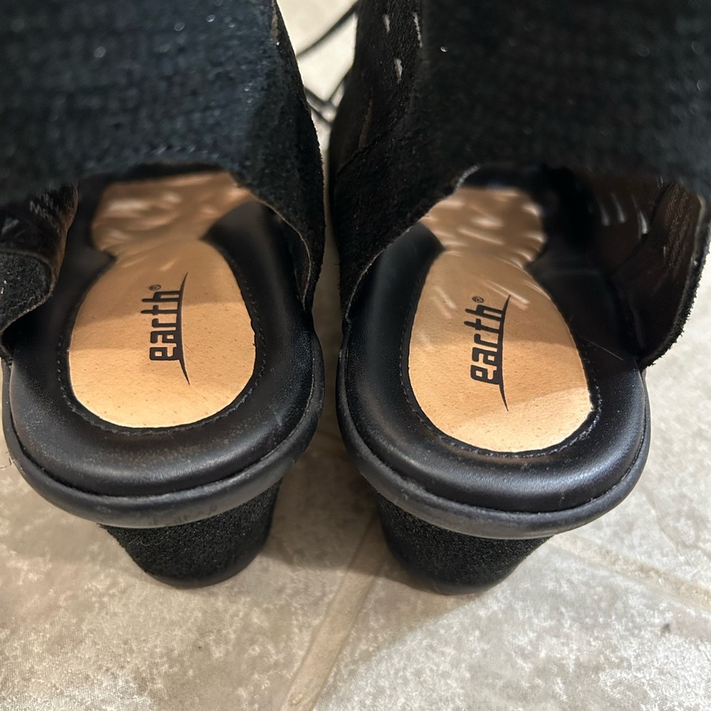 Earth Daylily Black Wedge Sandals with Cutout Design - Picture 9 of 10